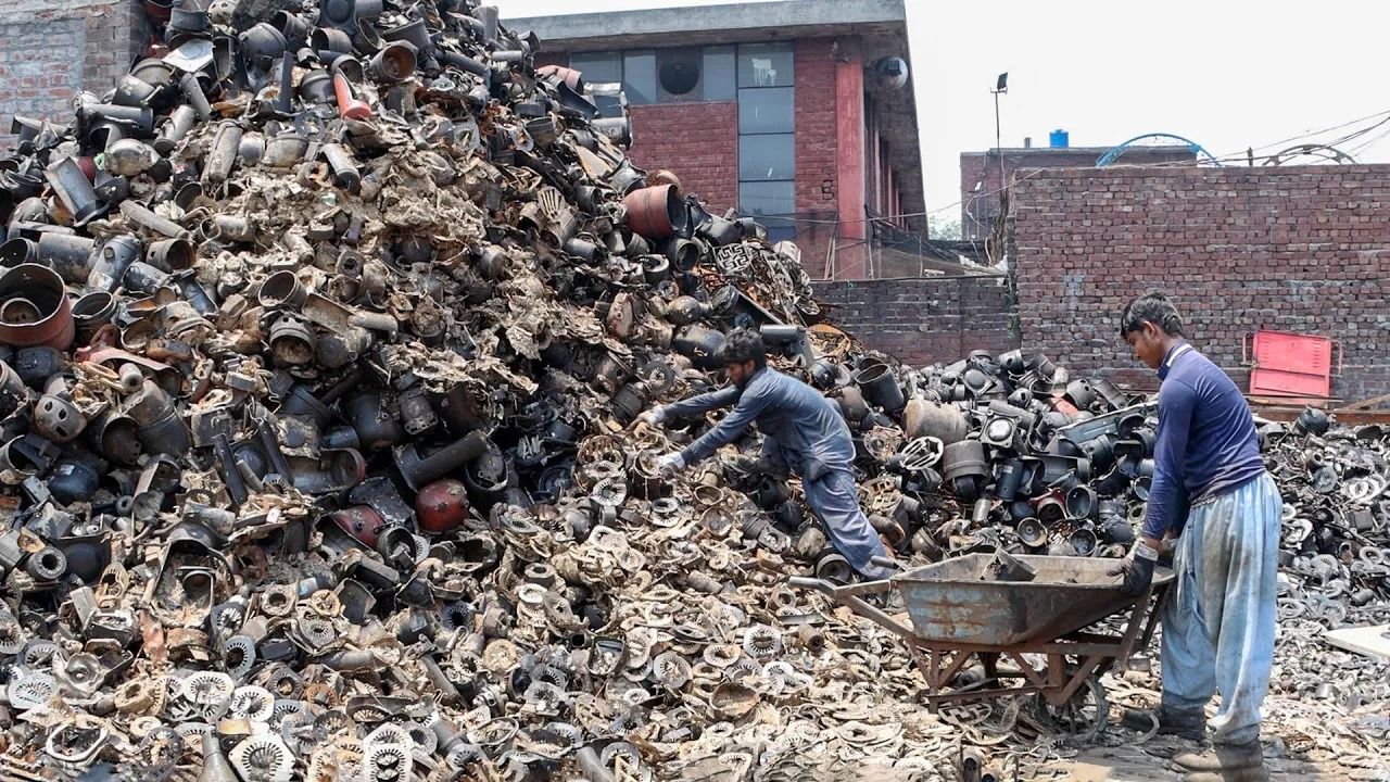 (ویدئو) فرایند خطرناک و پرزحمت بازیافت زباله های فلزی در پاکستان