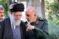 عکس؛ سفر به تاریخ؛ صحبت در گوشی دختر شهید با «سردار سلامی»؛ سال 1401