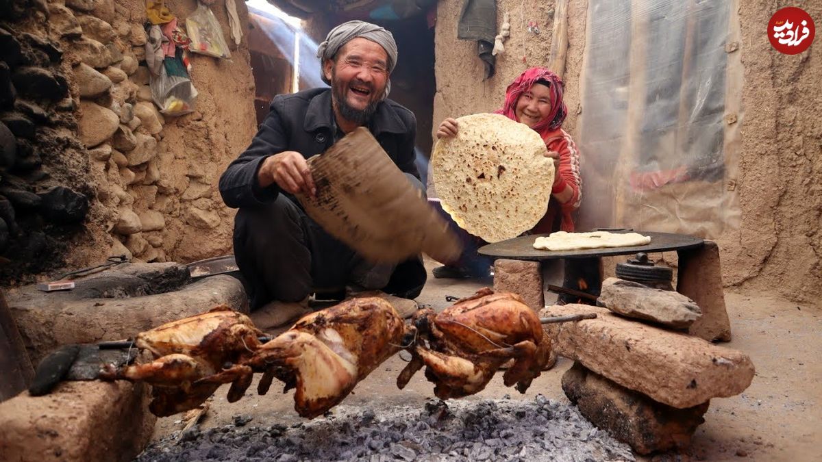 (ویدئو) کباب کردن تماشایی سه مرغ روی ذغال به سبک زوج مسن روستایی افغانستانی