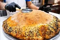 ببینید| غذای خیابانی در آمریکا؛ پخت پیتزای غول پیکر با گوشت و سوسیس در نیویورک
