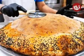 ببینید| غذای خیابانی در آمریکا؛ پخت پیتزای غول پیکر با گوشت و سوسیس در نیویورک