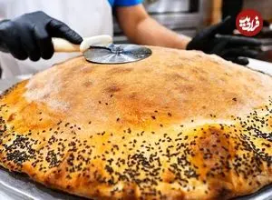 ببینید| غذای خیابانی در آمریکا؛ پخت پیتزای غول پیکر با گوشت و سوسیس در نیویورک