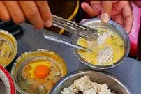 ببینید| غذای خیابانی در تایلند؛ پخت املت با تخم مرغ، صدف، ماهی مرکب و میگو در بانکوک