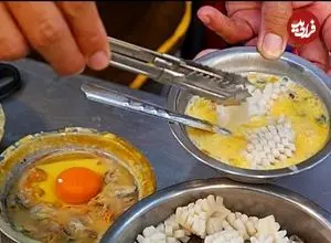 ببینید| غذای خیابانی در تایلند؛ پخت املت با تخم مرغ، صدف، ماهی مرکب و میگو در بانکوک