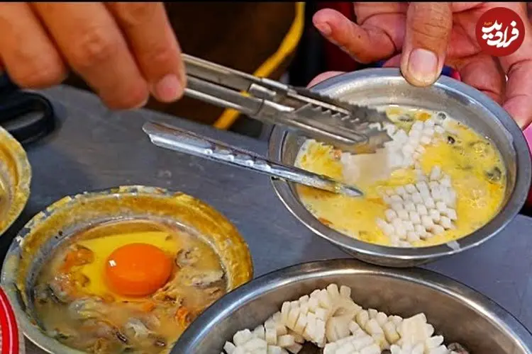 ببینید| غذای خیابانی در تایلند؛ پخت املت با تخم مرغ، صدف، ماهی مرکب و میگو در بانکوک