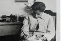 عکس| سفر زمان؛ تصویری از یک مغازه عکاسی در شهر مشهد در دهه ۱۳۲۰