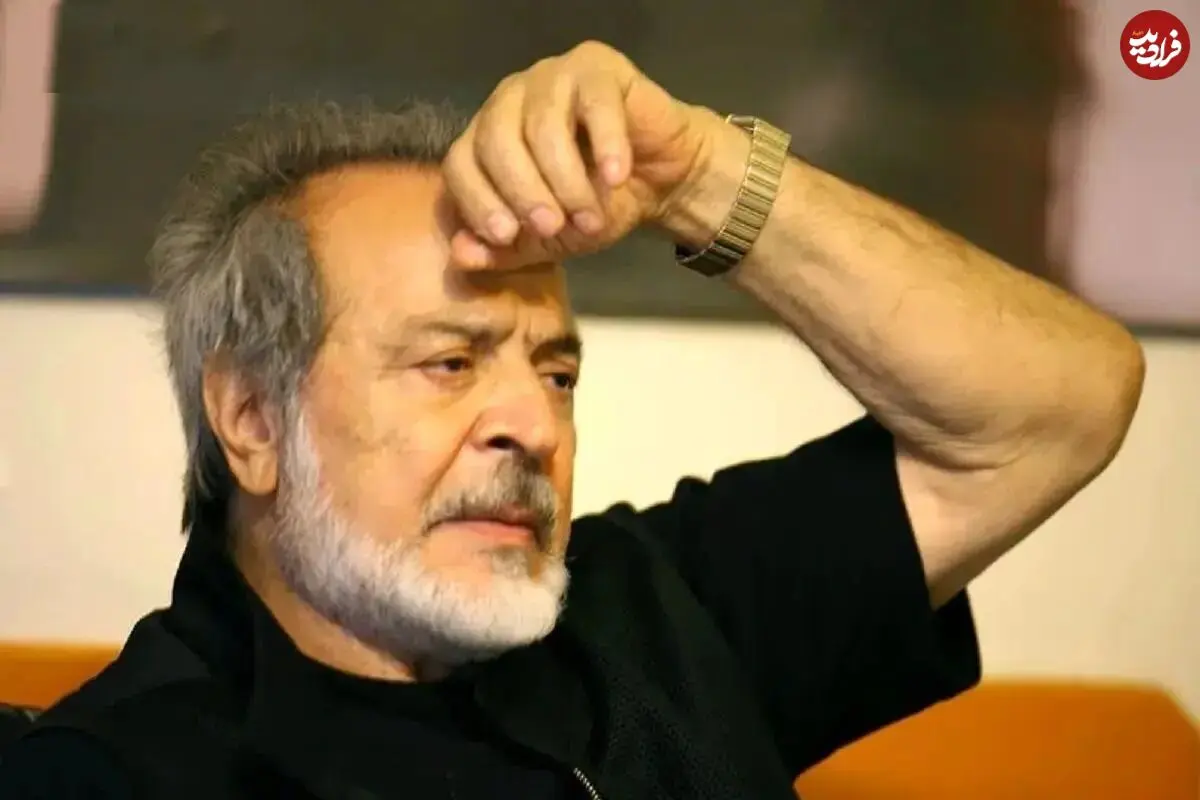 عکس| سفر زمان؛ «ایرج قادری» در حال ترمیم گریم «بهروز وثوقی» در پشت صحنه فیلم بت؛ سال 55