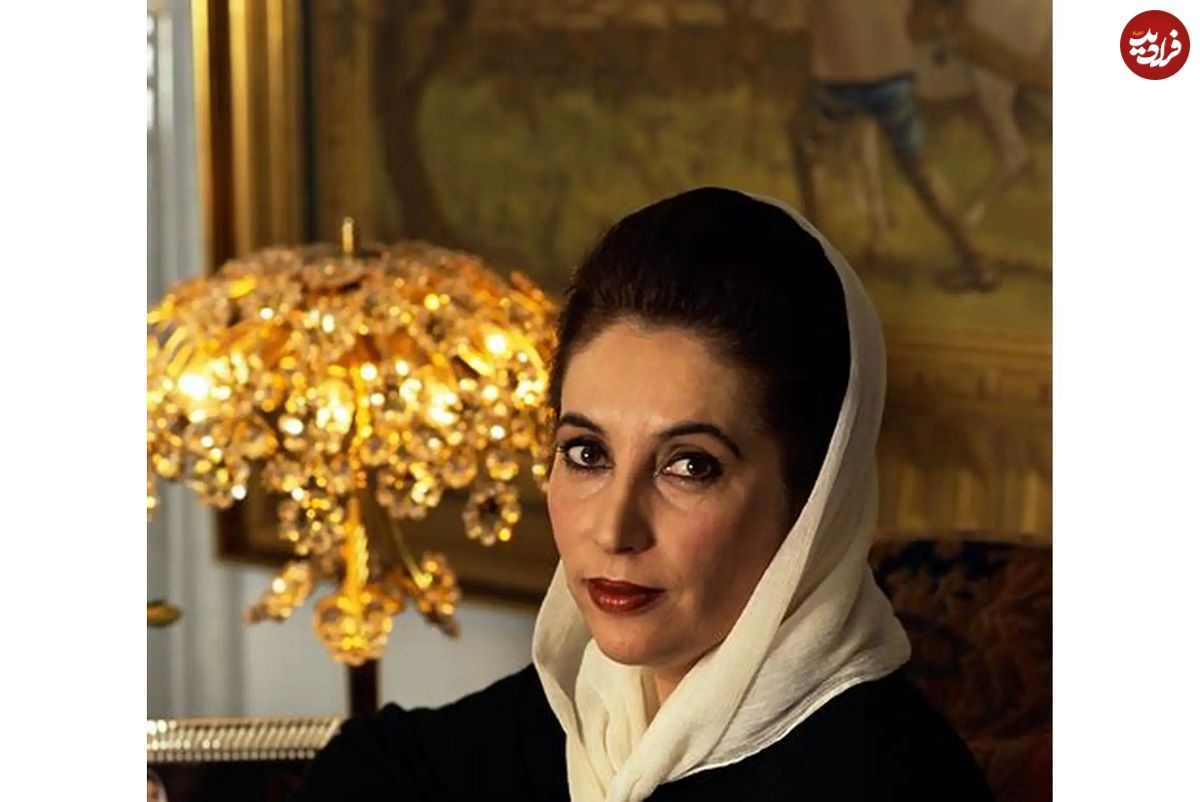 عکس| سفر در زمان؛ «بی نظیر بوتو» در میان فعالان جنبش آرمان زنان در پاکستان؛ سال 1358