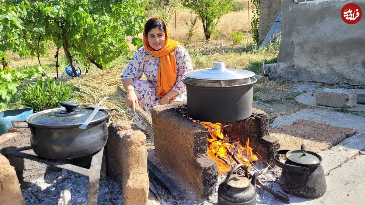 (ویدئو) غذای روستایی؛ پخت سماق پلو با کوفته توسط دختر جوان روستایی کردستانی