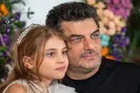 عکس| سفر زمان؛ چهرۀ «سام درخشانی» در جدیدترین تئاترش؛ سال 1404