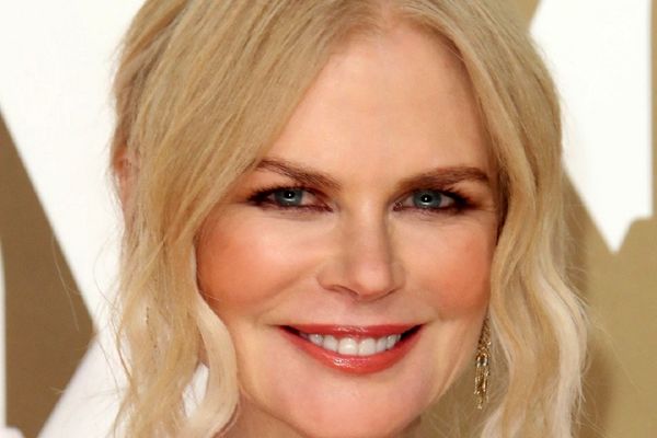 عکس| سفر در زمان؛ «نیکول کیدمن» در حال بازدید از بیمارستان کودکان در سیدنی؛ سال 1369