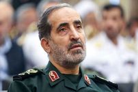 عکس؛ سفر به تاریخ؛ «سردار شادمانی؛ فرماندۀ جدید قرارگاه خاتم‌الانبیا» در جبهه در حال طراحی عملیات؛ دهۀ 60