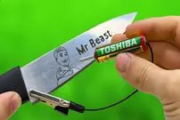 (ویدئو) روشی آسان برای حکاکی در خانه؛ چگونه با باتری روی فلز حکاکی کنیم؟ 