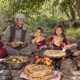ببینید| غذای روستایی در افغانستان؛ پخت خوراک گل کلم و سیب زمینی همراه با نان تازه در طبیعت