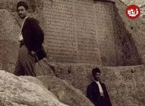 عکس| سفر زمان؛ عکس یادگاری مردان قاجاری در کنار کتیبه گنجنامه همدان