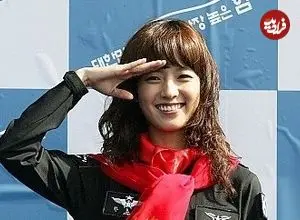 عکس| سفر زمان؛ عکس یادگاری «دونگ‌یی» با لباس خلبانی در کنار هواپیمای جنگنده