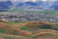 عکس| سفر به ایران قدیم؛ مرد بختیاری در حال عبور از سیلاب؛ 125 سال قبل