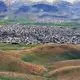 عکس| سفر به ایران قدیم؛ مرد بختیاری در حال عبور از سیلاب؛ 125 سال قبل
