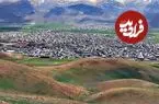 عکس| سفر به ایران قدیم؛ مرد بختیاری در حال عبور از سیلاب؛ 125 سال قبل