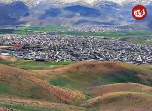 عکس| سفر به ایران قدیم؛ مرد بختیاری در حال عبور از سیلاب؛ 125 سال قبل