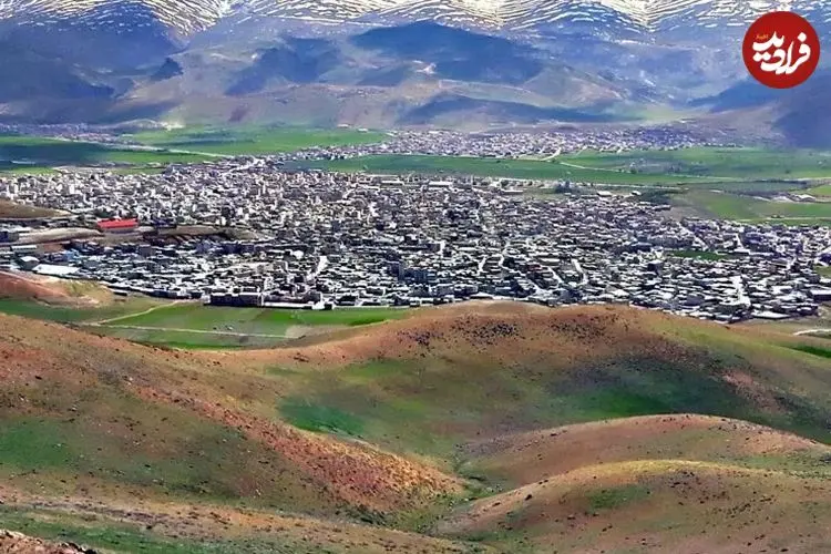 عکس| سفر به ایران قدیم؛ مرد بختیاری در حال عبور از سیلاب؛ 125 سال قبل