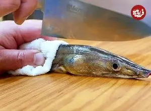 ببینید| غذای خیابانی در ژاپن؛ تهیه خوراک با مارماهی و تخم مرغ در اوکیناوا