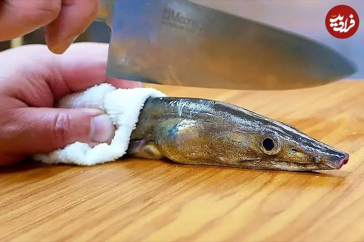 ببینید| غذای خیابانی در ژاپن؛ تهیه خوراک با مارماهی و تخم مرغ در اوکیناوا