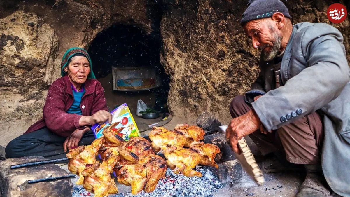 (ویدئو) فرآیند دیدنی کباب کردن 5 مرغ به سبک و سیاق یک زوج غارنشین افغان