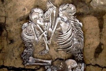 (تصاویر) اسکلت‌های عاشق در ایران و جهان؛ زوجی که ۷ قرن دست در دست هم دارند