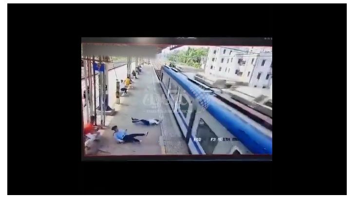 (ویدئو) لحظه هولناک برخورد قطار به جوان هندی!