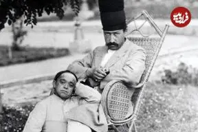 عکس| سفر زمان؛ تصویر رنگی‌شده از مرد قاجاری با کلاه پنج‌طبقه در کنار یک خواجه