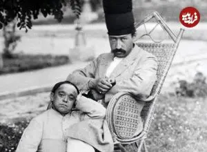 عکس| سفر زمان؛ تصویر رنگی‌شده از مرد قاجاری با کلاه پنج‌طبقه در کنار یک خواجه