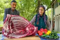 (ویدئو) کباب کردن 13 کیلوگرم دنده گاو در تنور به سبک خانواده روستایی آذربایجانی