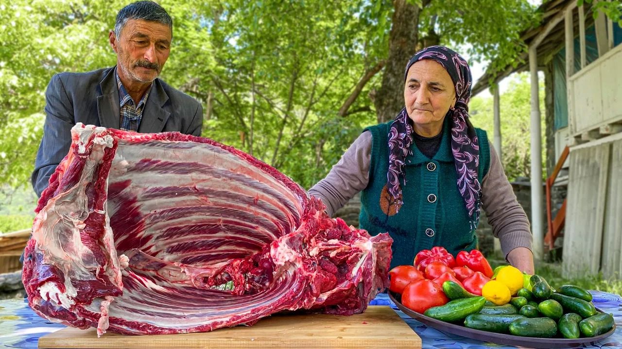 (ویدئو) کباب کردن 13 کیلوگرم دنده گاو در تنور به سبک خانواده روستایی آذربایجانی