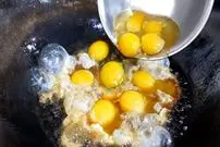 ببینید| غذای خیابانی در آمریکا؛ شاه میگوی کبابی با برنج سرخ شده و تخم مرغ در نیویورک