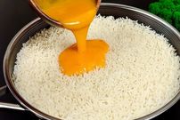 ببینید| با برنج و تخم مرغ این شام جدید و خوشمزه را درست کنید!