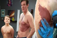 (تصاویر) پدری که خالکوبی ۳۰ ساعته دردناک را تحمل کرد تا شبیه پسرش شود
