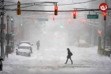 ببینید| باد شدید در نیویورک یک زن را سرنگون کرد