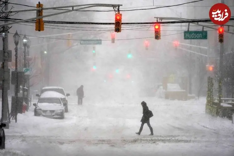 ببینید| باد شدید در نیویورک یک زن را سرنگون کرد