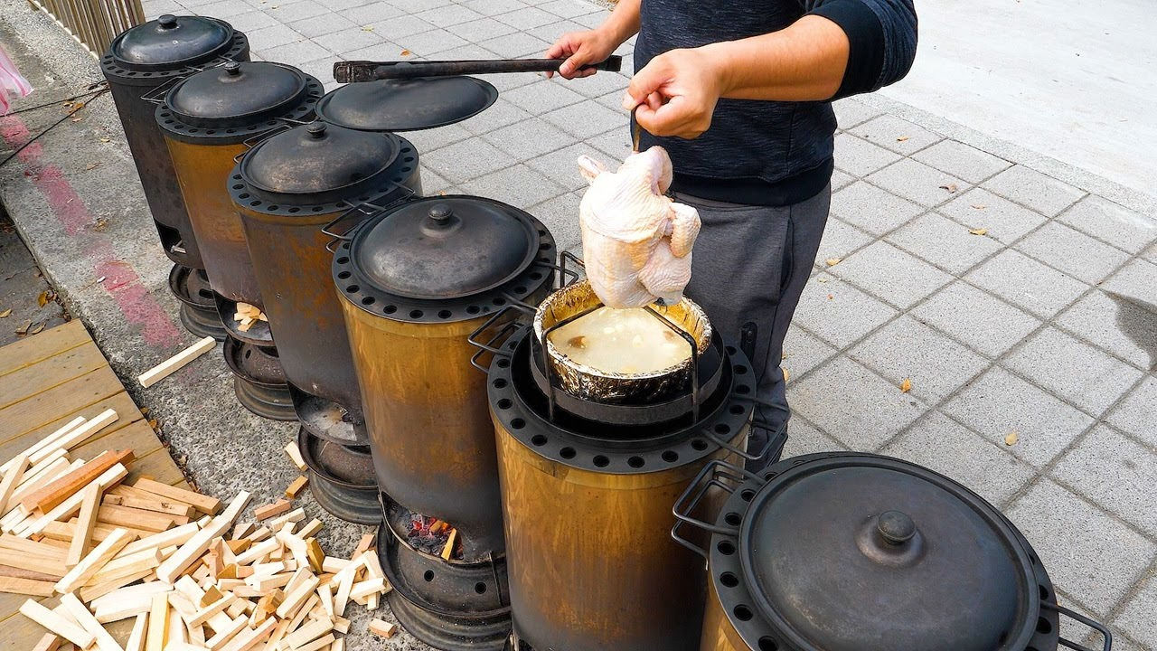 (ویدئو) غذای خیابانی در تایوان؛ پخت یک غذای محبوب با مرغ در تنور متفاوت