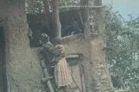 عکس؛ سفر به عصر قاجار؛ منظرۀ یک خانۀ روستایی در «گیلان» عهد قاجار