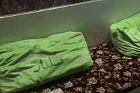 تصاویر؛ بالش گلنار، کاشی مربعی و لنگ قرمز؛ حمامی در رشت که کافه است