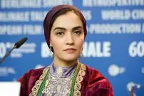 عکس| سفر زمان؛ تیپ و چهرۀ «میترا حجار» در پشت صحنه یک تئاتر؛ سال 1400