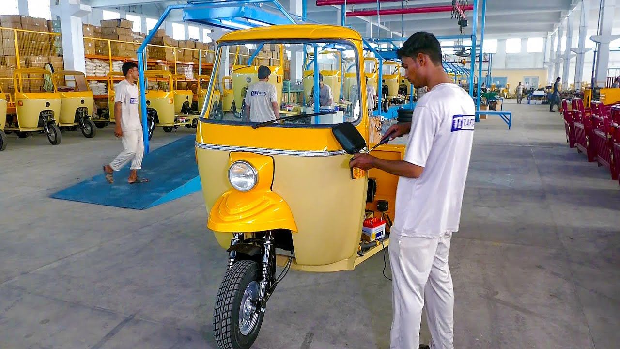 (ویدئو) هندی ها چگونه تاکسی سه چرخ های مشهورشان را در کارخانه تولید می کنند؟
