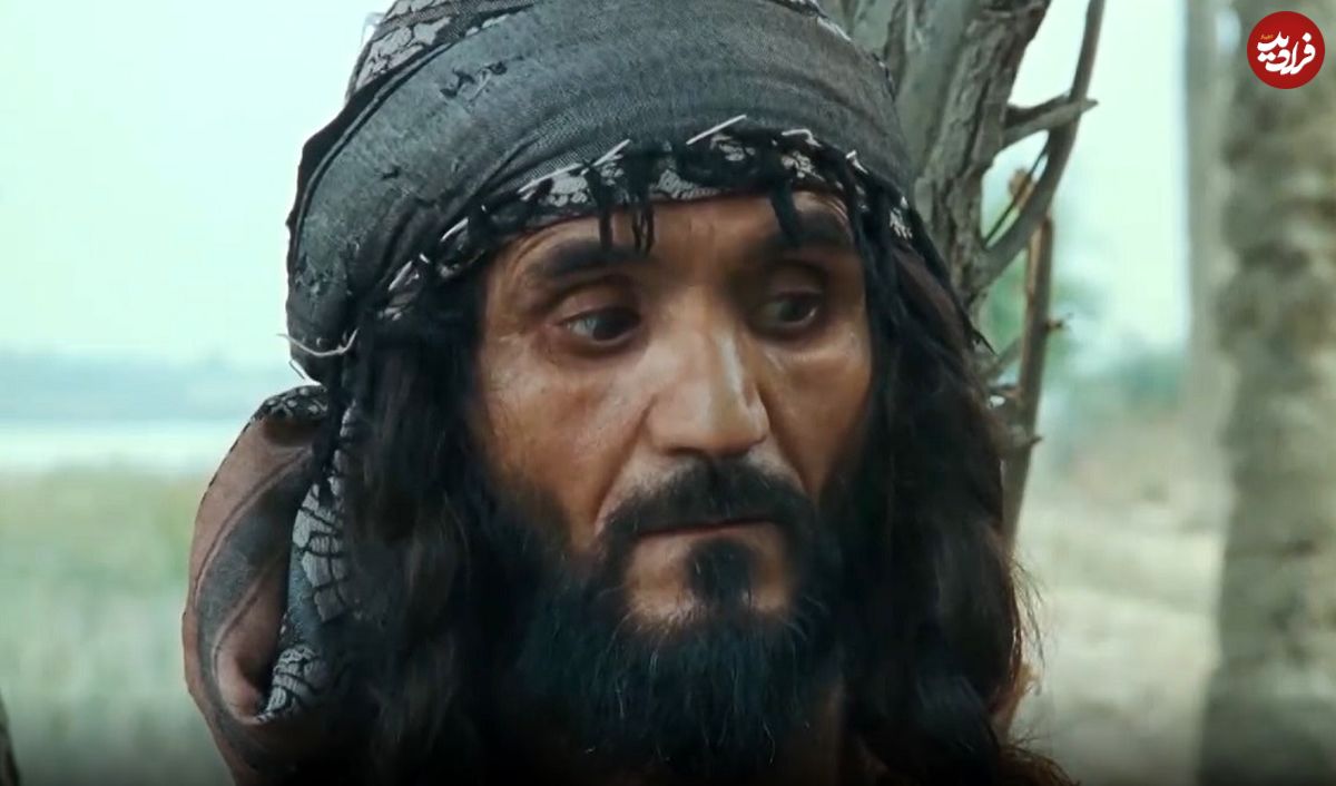 عکس؛ سفر زمان؛ «پشنگ، غلام شمر» (مختارنامه) در حال نواختن دوتار در یک کنسرت