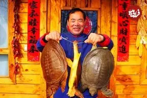 ببینید| غذای روستایی در چین؛ پخت یک غذای سنتی با لاک پشت