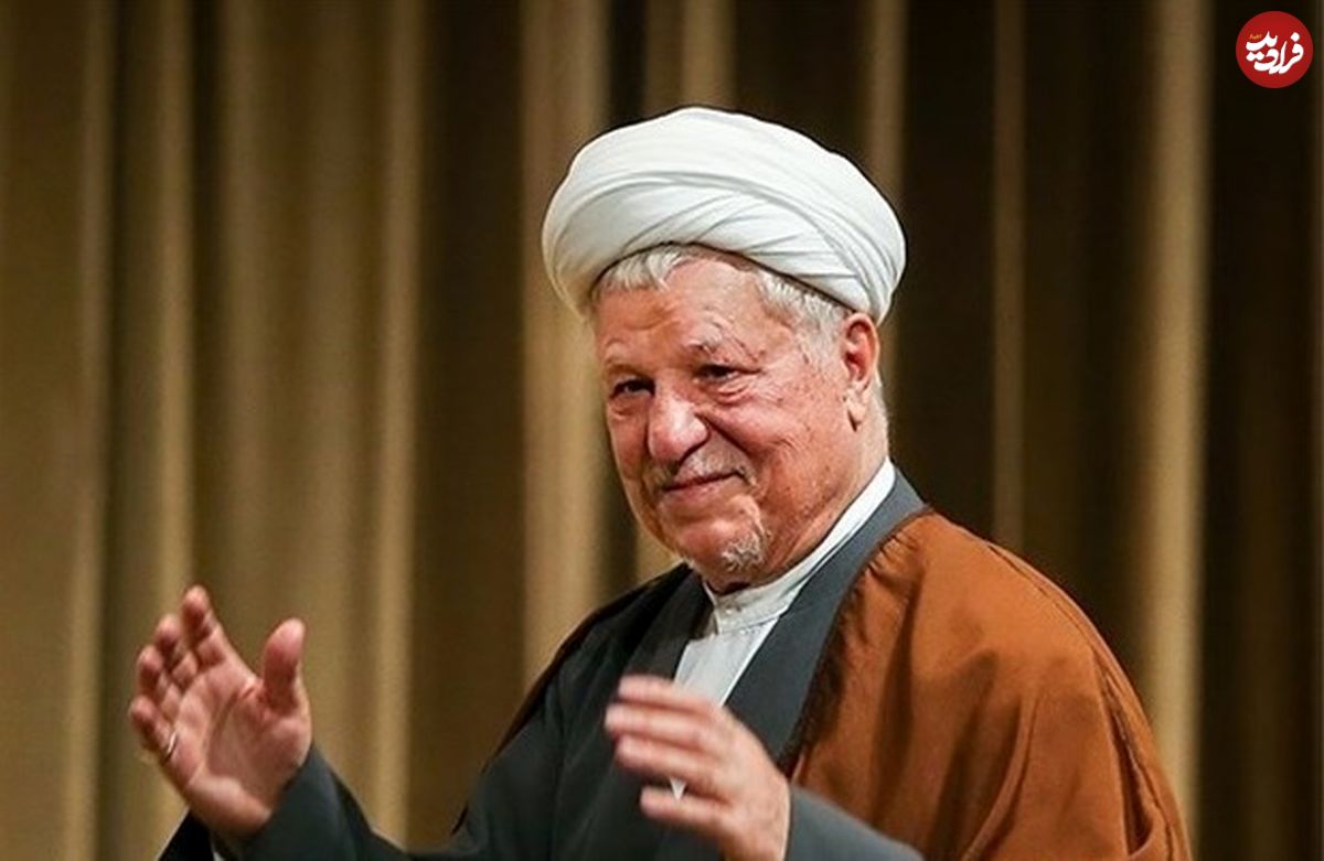 عکس؛ سفر به تاریخ؛ «هاشمی رفسنجانی» در حال چای خوردن روی عرشۀ ناو جنگی
