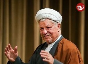 عکس؛ سفر به تاریخ؛ «هاشمی رفسنجانی» در حال چای خوردن روی عرشۀ ناو جنگی