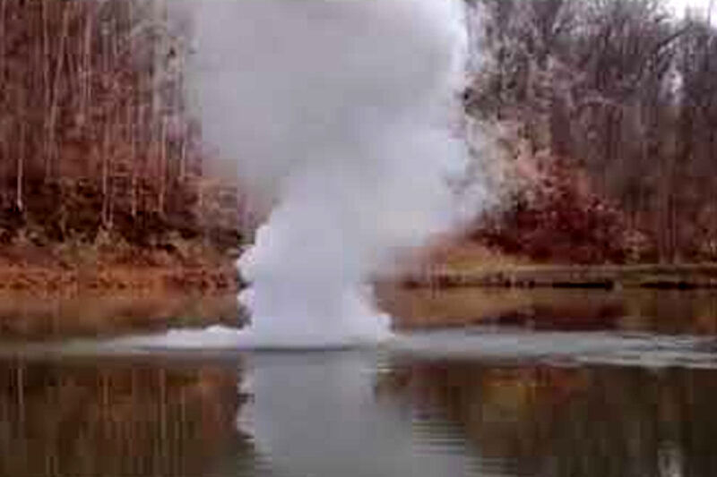 (ویدئو) واکنش انفجاری سدیم با آب دریاچه
