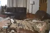 (ویدئو) ریزش ناگهانی سقف روی سر صاحب خانه در حین استراحت!